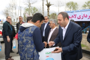 اهدای سوغات وبسته فرهنگی توسط شهردار،فرماندارو نماینده شهرستان لاهیجان به مسافران نوروزی شهر لاهیجان