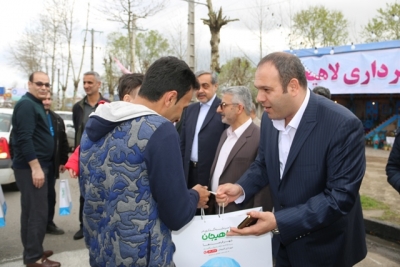 اهدای سوغات وبسته فرهنگی توسط شهردار،فرماندارو نماینده شهرستان لاهیجان به مسافران نوروزی شهر لاهیجان